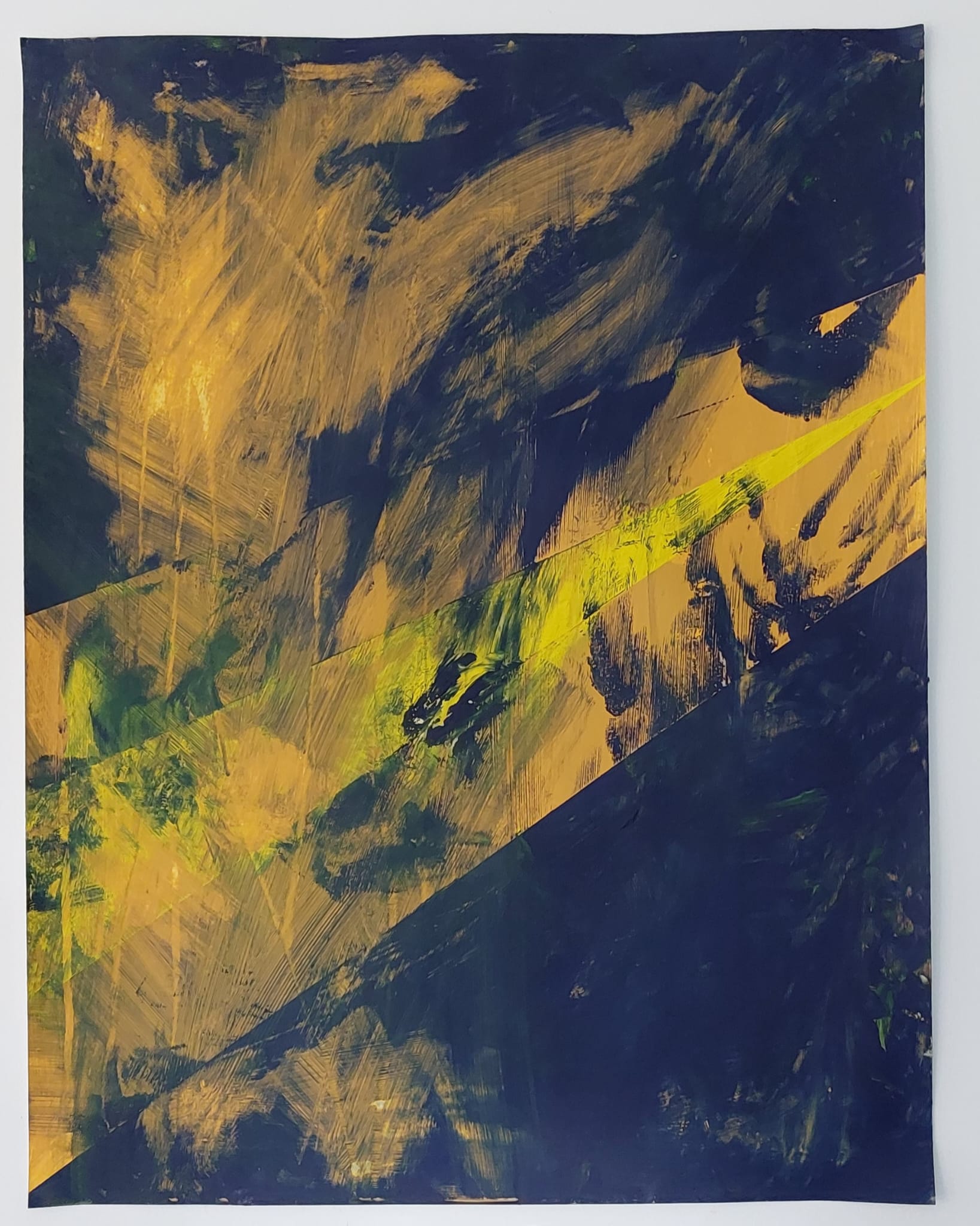 Abstract schilderij met donkere en gele vlakken en diagonale baan